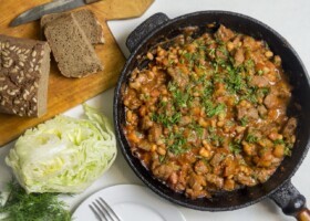 Рецепт мясо с фасолью в томатном соусе