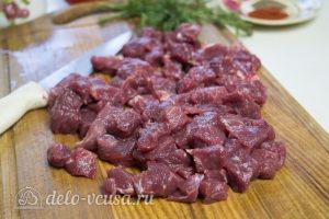 Мясо с фасолью в томатном соусе: Порезать мясо кусочками