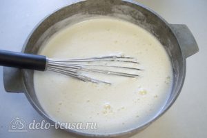 Торт Наполеон домашний с вареньем: Влить яичную смесь в молоко и подогреть