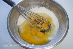 Торт Наполеон домашний с вареньем: Соединить яйца с сахаром