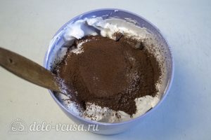Безе с какао: Добавить какао и сахарную пудру