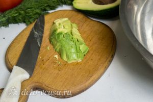 Салат с креветками и авокадо: Порезать авокадо