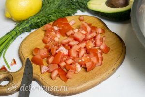 Салат с креветками и авокадо: Порезать помидоры