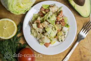 Салат с креветками и авокадо готов