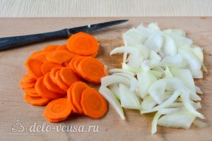 Скумбрия с картошкой в духовке: Нарезать морковь и лук