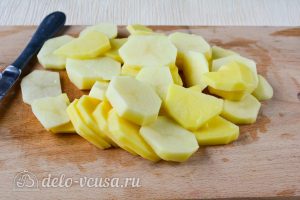 Скумбрия с картошкой в духовке: Нарезать картошку кусочками