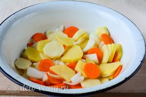 Скумбрия с картошкой в духовке: Перемешать овощи в миске
