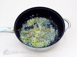 Икра из соленых огурцов: Обжарить лук на сковороде