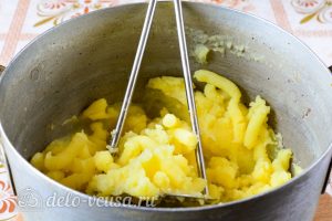 Картофельная начинка для пирожков с яйцом: Размять картофель