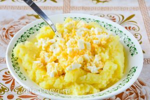 Картофельная начинка для пирожков с яйцом: Смешать яйцо с картофелем