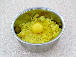 Картофельные зразы с квашеной капустой: Добавить яйцо