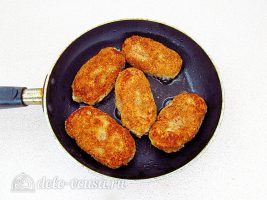 Рыбные котлеты с картошкой: Обжарить котлеты на сковороде
