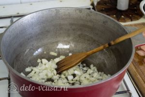 Нудли с картошкой и мясом: Обжарить лук