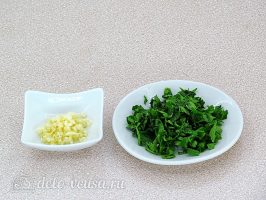 Крабовый салат с фасолью и грибами: Нарезать чеснок и зелень