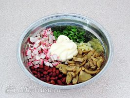 Крабовый салат с фасолью и грибами: Соединить ингредиенты