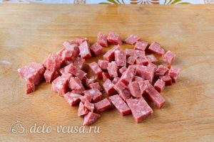 Крабовый салат с колбасой: Порезать колбасу