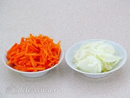 Фрикадельки в духовке с кабачками: Лук и морковь измельчить