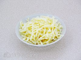 Горячие бутерброды с ананасом: Натереть сыр