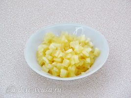 Горячие бутерброды с ананасом:Порезать ананасы