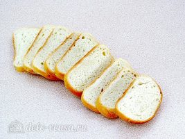 Горячие закусочные бутерброды с фаршем: Нарезать хлеб