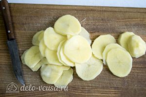 Гратен из картофеля: Картофель порезать тонкими кружочками