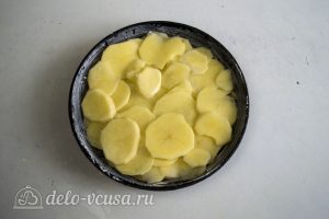 Гратен из картофеля: Кладем картошку слоями в форму