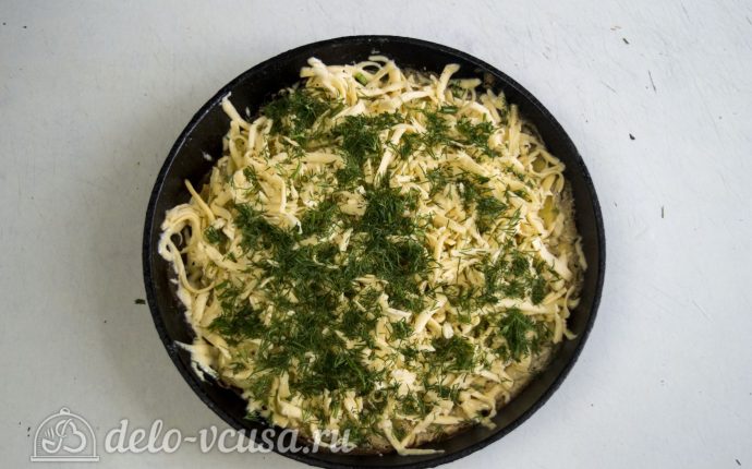 Гратен из картофеля: Посыпаем сыром и зеленью