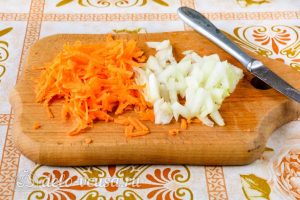 Котлеты из брокколи: Измельчить лук и морковь