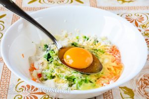 Котлеты из брокколи: Добавить яйцо