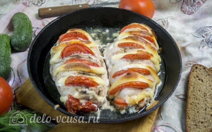 Курица запеченная с помидорами и сыром
