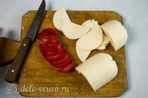 Курица запеченная с помидорами и сыром: Нарезать помидоры и сыр