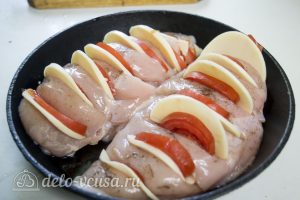 Курица запеченная с помидорами и сыром: Заполнить разрезы начинкой