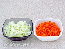 Куриные желудки в мультиварке: Нарезать лук и морковь