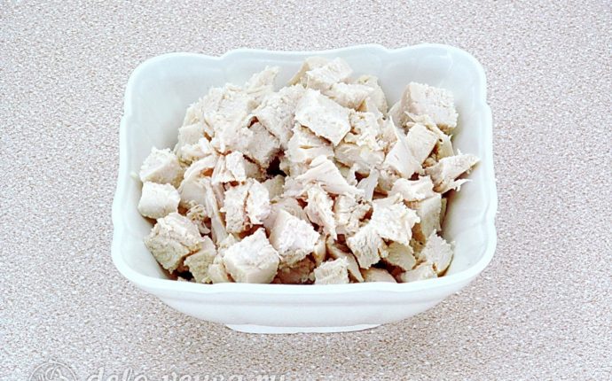 Пирог с баклажанами и куриным мясом: Сварить и нарезать курицу
