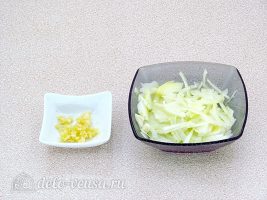 Салат из фасоли с грибами: Нарезать лук и измельчить чеснок
