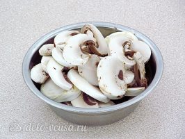 Салат из фасоли с грибами: Нарезать шампиньоны