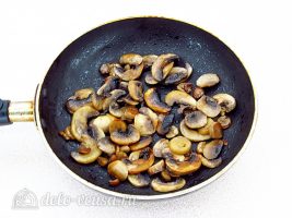 Салат из фасоли с грибами: Обжарить шампиньоны