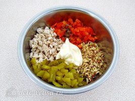 Салат с курицей и грецкими орехами: Соединить все ингредиенты и заправить майонезом