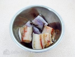 Салат из жареной рыбы: Подготовить рыбу