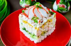 Крабовый салат с рисом, яйцом и огурцом