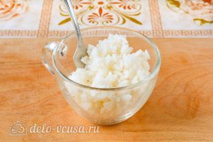 Крабовый салат с рисом, яйцом и огурцом: Отварить рис