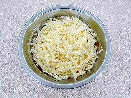 Картофельная запеканка с грибами в мультиварке: Натереть сыр