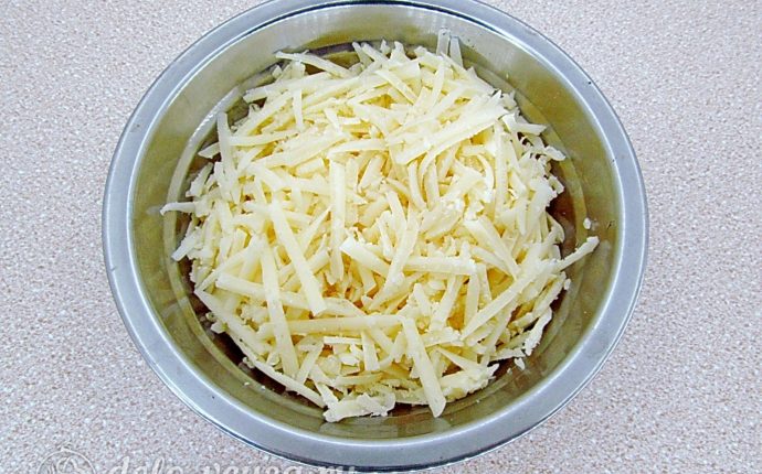 Картофельная запеканка с грибами в мультиварке: Натереть сыр Картофельная запеканка с грибами в мультиварке: Натереть сыр