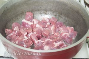 Азу из свинины: Нарезать и обжарить мясо