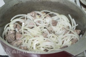 Азу из свинины: Нарезать и обжарить лук