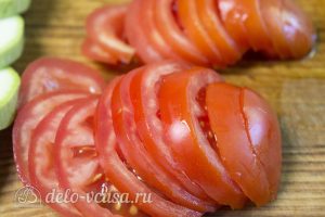 Кабачки с помидорами и сыром: Порезать помидоры