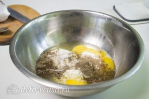 Картофель запеченный с курицей: Смешать яйца со сметаной и специями