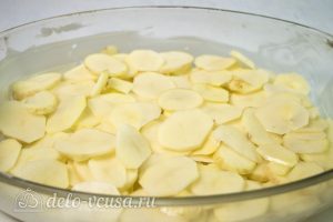 Картофель запеченный с курицей: Нарезать картофель