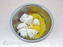 Творожный кекс: Добавьте яйца и творог