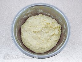Творожный кекс: Добавьте сухую смесь к масляной